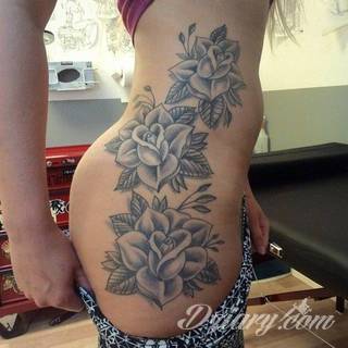 Tatuaże dla kobiet - damskie tatuaże. Delikatne i subtelne, ale też zadziorne, podkreślające charakter. Kobiece tatuaże ze smakiem i o niebanalnej formie graficznej pozwalające na ekspozycję w dowolnym miejscu ciała. 