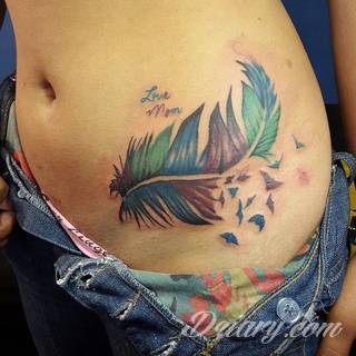 Tatuaże dla kobiet - damskie tatuaże. Delikatne i subtelne, ale też zadziorne, podkreślające charakter. Kobiece tatuaże ze smakiem i o niebanalnej formie graficznej pozwalające na ekspozycję w dowolnym miejscu ciała. 