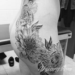 Tatuaże dla kobiet - damskie tatuaże. Delikatne i subtelne, ale też zadziorne, podkreślające charakter. Kobiece tatuaże ze smakiem i o niebanalnej formie graficznej pozwalające na ekspozycję w dowolnym miejscu ciała. 