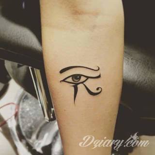 Tatuaże dla kobiet - damskie tatuaże. Delikatne i subtelne, ale też zadziorne, podkreślające charakter. Kobiece tatuaże ze smakiem i o niebanalnej formie graficznej pozwalające na ekspozycję w dowolnym miejscu ciała. 