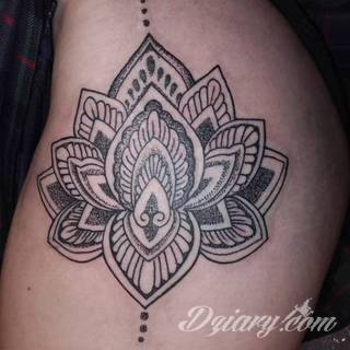 Tatuaże dla kobiet - damskie tatuaże. Delikatne i subtelne, ale też zadziorne, podkreślające charakter. Kobiece tatuaże ze smakiem i o niebanalnej formie graficznej pozwalające na ekspozycję w dowolnym miejscu ciała. 