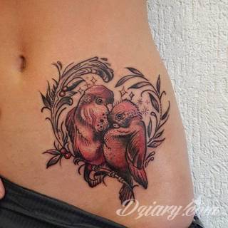 Tatuaże dla kobiet - damskie tatuaże. Delikatne i subtelne, ale też zadziorne, podkreślające charakter. Kobiece tatuaże ze smakiem i o niebanalnej formie graficznej pozwalające na ekspozycję w dowolnym miejscu ciała. 