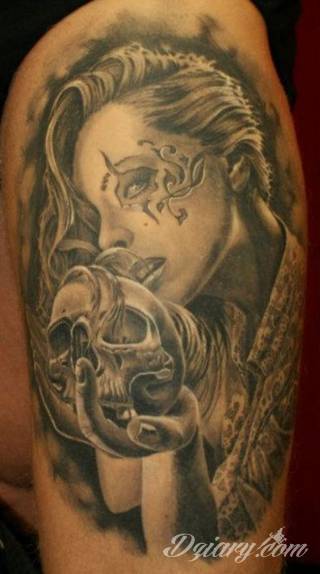 Tatuaże dla kobiet - damskie tatuaże. Delikatne i subtelne, ale też zadziorne, podkreślające charakter. Kobiece tatuaże ze smakiem i o niebanalnej formie graficznej pozwalające na ekspozycję w dowolnym miejscu ciała. 