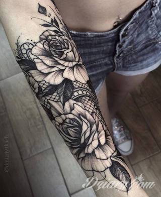 Tatuaże dla kobiet - damskie tatuaże. Delikatne i subtelne, ale też zadziorne, podkreślające charakter. Kobiece tatuaże ze smakiem i o niebanalnej formie graficznej pozwalające na ekspozycję w dowolnym miejscu ciała. 