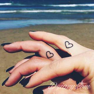 Tatuaże dla kobiet - damskie tatuaże. Delikatne i subtelne, ale też zadziorne, podkreślające charakter. Kobiece tatuaże ze smakiem i o niebanalnej formie graficznej pozwalające na ekspozycję w dowolnym miejscu ciała. 