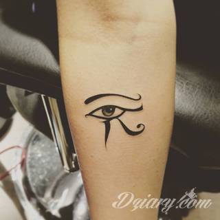 Tatuaże dla kobiet - damskie tatuaże. Delikatne i subtelne, ale też zadziorne, podkreślające charakter. Kobiece tatuaże ze smakiem i o niebanalnej formie graficznej pozwalające na ekspozycję w dowolnym miejscu ciała. 