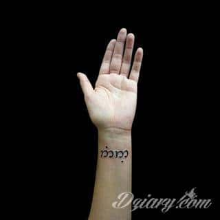 Tatuaże dla kobiet - damskie tatuaże. Delikatne i subtelne, ale też zadziorne, podkreślające charakter. Kobiece tatuaże ze smakiem i o niebanalnej formie graficznej pozwalające na ekspozycję w dowolnym miejscu ciała. 