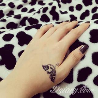 Tatuaże dla kobiet - damskie tatuaże. Delikatne i subtelne, ale też zadziorne, podkreślające charakter. Kobiece tatuaże ze smakiem i o niebanalnej formie graficznej pozwalające na ekspozycję w dowolnym miejscu ciała. 