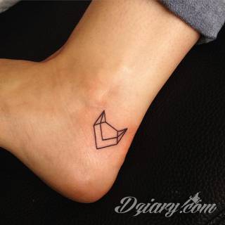 Tatuaże dla kobiet - damskie tatuaże. Delikatne i subtelne, ale też zadziorne, podkreślające charakter. Kobiece tatuaże ze smakiem i o niebanalnej formie graficznej pozwalające na ekspozycję w dowolnym miejscu ciała. 