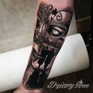 Tatuaże dla kobiet - damskie tatuaże. Delikatne i subtelne, ale też zadziorne, podkreślające charakter. Kobiece tatuaże ze smakiem i o niebanalnej formie graficznej pozwalające na ekspozycję w dowolnym miejscu ciała. 