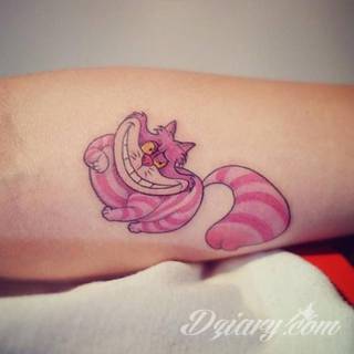 Tatuaże dla kobiet - damskie tatuaże. Delikatne i subtelne, ale też zadziorne, podkreślające charakter. Kobiece tatuaże ze smakiem i o niebanalnej formie graficznej pozwalające na ekspozycję w dowolnym miejscu ciała. 