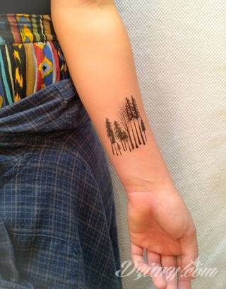 Tatuaże dla kobiet - damskie tatuaże. Delikatne i subtelne, ale też zadziorne, podkreślające charakter. Kobiece tatuaże ze smakiem i o niebanalnej formie graficznej pozwalające na ekspozycję w dowolnym miejscu ciała. 