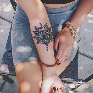 Tatuaże dla kobiet - damskie tatuaże. Delikatne i subtelne, ale też zadziorne, podkreślające charakter. Kobiece tatuaże ze smakiem i o niebanalnej formie graficznej pozwalające na ekspozycję w dowolnym miejscu ciała. 