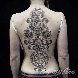 Tatuaże dla kobiet - damskie tatuaże. Delikatne i subtelne, ale też zadziorne, podkreślające charakter. Kobiece tatuaże ze smakiem i o niebanalnej formie graficznej pozwalające na ekspozycję w dowolnym miejscu ciała. 