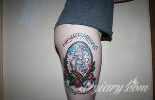 Tatuaże dla kobiet - damskie tatuaże. Delikatne i subtelne, ale też zadziorne, podkreślające charakter. Kobiece tatuaże ze smakiem i o niebanalnej formie graficznej pozwalające na ekspozycję w dowolnym miejscu ciała. 