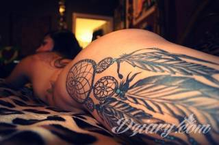 Tatuaże dla kobiet - damskie tatuaże. Delikatne i subtelne, ale też zadziorne, podkreślające charakter. Kobiece tatuaże ze smakiem i o niebanalnej formie graficznej pozwalające na ekspozycję w dowolnym miejscu ciała. 