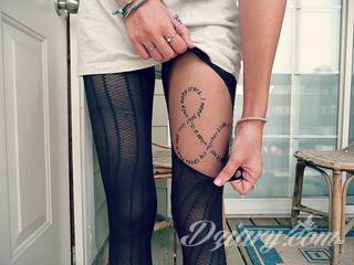 Tatuaże dla kobiet - damskie tatuaże. Delikatne i subtelne, ale też zadziorne, podkreślające charakter. Kobiece tatuaże ze smakiem i o niebanalnej formie graficznej pozwalające na ekspozycję w dowolnym miejscu ciała. 