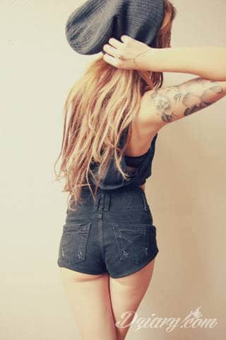 Tatuaże dla kobiet - damskie tatuaże. Delikatne i subtelne, ale też zadziorne, podkreślające charakter. Kobiece tatuaże ze smakiem i o niebanalnej formie graficznej pozwalające na ekspozycję w dowolnym miejscu ciała. 