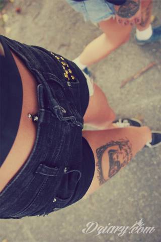 Tatuaże dla kobiet - damskie tatuaże. Delikatne i subtelne, ale też zadziorne, podkreślające charakter. Kobiece tatuaże ze smakiem i o niebanalnej formie graficznej pozwalające na ekspozycję w dowolnym miejscu ciała. 