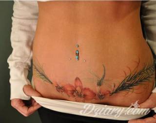 Tatuaże dla kobiet - damskie tatuaże. Delikatne i subtelne, ale też zadziorne, podkreślające charakter. Kobiece tatuaże ze smakiem i o niebanalnej formie graficznej pozwalające na ekspozycję w dowolnym miejscu ciała. 