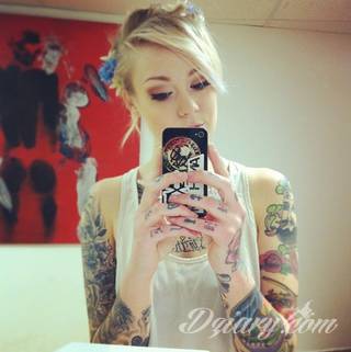 Tatuaże dla kobiet - damskie tatuaże. Delikatne i subtelne, ale też zadziorne, podkreślające charakter. Kobiece tatuaże ze smakiem i o niebanalnej formie graficznej pozwalające na ekspozycję w dowolnym miejscu ciała. 