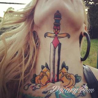 Tatuaże dla kobiet - damskie tatuaże. Delikatne i subtelne, ale też zadziorne, podkreślające charakter. Kobiece tatuaże ze smakiem i o niebanalnej formie graficznej pozwalające na ekspozycję w dowolnym miejscu ciała. 