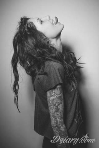 Tatuaże dla kobiet - damskie tatuaże. Delikatne i subtelne, ale też zadziorne, podkreślające charakter. Kobiece tatuaże ze smakiem i o niebanalnej formie graficznej pozwalające na ekspozycję w dowolnym miejscu ciała. 