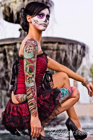 Tatuaże dla kobiet - damskie tatuaże. Delikatne i subtelne, ale też zadziorne, podkreślające charakter. Kobiece tatuaże ze smakiem i o niebanalnej formie graficznej pozwalające na ekspozycję w dowolnym miejscu ciała. 