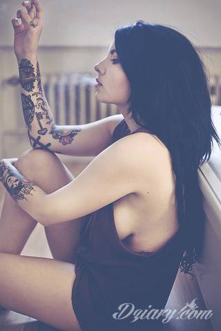 Tatuaże dla kobiet - damskie tatuaże. Delikatne i subtelne, ale też zadziorne, podkreślające charakter. Kobiece tatuaże ze smakiem i o niebanalnej formie graficznej pozwalające na ekspozycję w dowolnym miejscu ciała. 