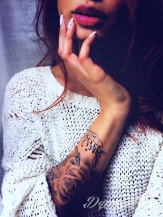 Tatuaże dla kobiet - damskie tatuaże. Delikatne i subtelne, ale też zadziorne, podkreślające charakter. Kobiece tatuaże ze smakiem i o niebanalnej formie graficznej pozwalające na ekspozycję w dowolnym miejscu ciała. 