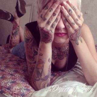 Tatuaże dla kobiet - damskie tatuaże. Delikatne i subtelne, ale też zadziorne, podkreślające charakter. Kobiece tatuaże ze smakiem i o niebanalnej formie graficznej pozwalające na ekspozycję w dowolnym miejscu ciała. 