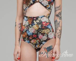 Tatuaże dla kobiet - damskie tatuaże. Delikatne i subtelne, ale też zadziorne, podkreślające charakter. Kobiece tatuaże ze smakiem i o niebanalnej formie graficznej pozwalające na ekspozycję w dowolnym miejscu ciała. 