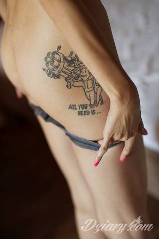 Tatuaże dla kobiet - damskie tatuaże. Delikatne i subtelne, ale też zadziorne, podkreślające charakter. Kobiece tatuaże ze smakiem i o niebanalnej formie graficznej pozwalające na ekspozycję w dowolnym miejscu ciała. 