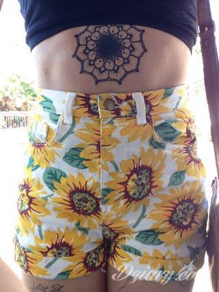 Tatuaże dla kobiet - damskie tatuaże. Delikatne i subtelne, ale też zadziorne, podkreślające charakter. Kobiece tatuaże ze smakiem i o niebanalnej formie graficznej pozwalające na ekspozycję w dowolnym miejscu ciała. 