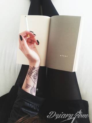 Tatuaże dla kobiet - damskie tatuaże. Delikatne i subtelne, ale też zadziorne, podkreślające charakter. Kobiece tatuaże ze smakiem i o niebanalnej formie graficznej pozwalające na ekspozycję w dowolnym miejscu ciała. 