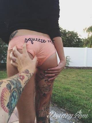 Tatuaże dla kobiet - damskie tatuaże. Delikatne i subtelne, ale też zadziorne, podkreślające charakter. Kobiece tatuaże ze smakiem i o niebanalnej formie graficznej pozwalające na ekspozycję w dowolnym miejscu ciała. 