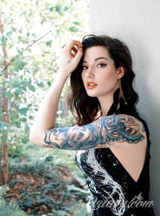 Tatuaże dla kobiet - damskie tatuaże. Delikatne i subtelne, ale też zadziorne, podkreślające charakter. Kobiece tatuaże ze smakiem i o niebanalnej formie graficznej pozwalające na ekspozycję w dowolnym miejscu ciała. 