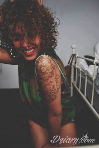 Tatuaże dla kobiet - damskie tatuaże. Delikatne i subtelne, ale też zadziorne, podkreślające charakter. Kobiece tatuaże ze smakiem i o niebanalnej formie graficznej pozwalające na ekspozycję w dowolnym miejscu ciała. 