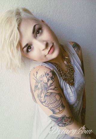 Tatuaże dla kobiet - damskie tatuaże. Delikatne i subtelne, ale też zadziorne, podkreślające charakter. Kobiece tatuaże ze smakiem i o niebanalnej formie graficznej pozwalające na ekspozycję w dowolnym miejscu ciała. 