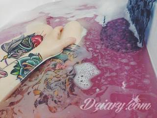 Tatuaże dla kobiet - damskie tatuaże. Delikatne i subtelne, ale też zadziorne, podkreślające charakter. Kobiece tatuaże ze smakiem i o niebanalnej formie graficznej pozwalające na ekspozycję w dowolnym miejscu ciała. 