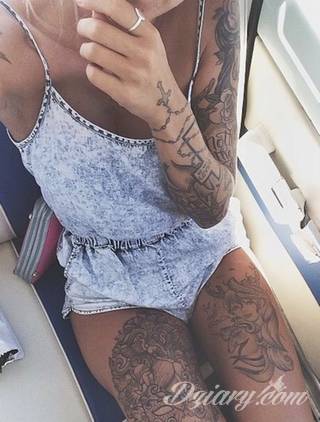 Tatuaże dla kobiet - damskie tatuaże. Delikatne i subtelne, ale też zadziorne, podkreślające charakter. Kobiece tatuaże ze smakiem i o niebanalnej formie graficznej pozwalające na ekspozycję w dowolnym miejscu ciała. 