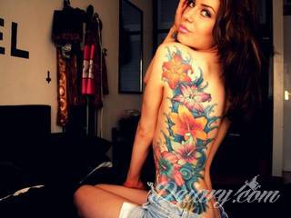 Tatuaże dla kobiet - damskie tatuaże. Delikatne i subtelne, ale też zadziorne, podkreślające charakter. Kobiece tatuaże ze smakiem i o niebanalnej formie graficznej pozwalające na ekspozycję w dowolnym miejscu ciała. 