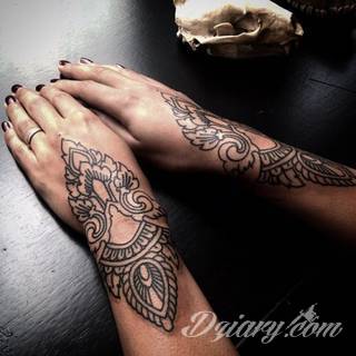 Tatuaże dla kobiet - damskie tatuaże. Delikatne i subtelne, ale też zadziorne, podkreślające charakter. Kobiece tatuaże ze smakiem i o niebanalnej formie graficznej pozwalające na ekspozycję w dowolnym miejscu ciała. 