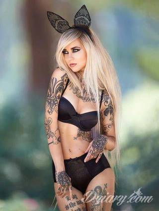 Tatuaże dla kobiet - damskie tatuaże. Delikatne i subtelne, ale też zadziorne, podkreślające charakter. Kobiece tatuaże ze smakiem i o niebanalnej formie graficznej pozwalające na ekspozycję w dowolnym miejscu ciała. 