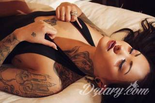 Tatuaże dla kobiet - damskie tatuaże. Delikatne i subtelne, ale też zadziorne, podkreślające charakter. Kobiece tatuaże ze smakiem i o niebanalnej formie graficznej pozwalające na ekspozycję w dowolnym miejscu ciała. 