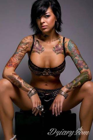 Tatuaże dla kobiet - damskie tatuaże. Delikatne i subtelne, ale też zadziorne, podkreślające charakter. Kobiece tatuaże ze smakiem i o niebanalnej formie graficznej pozwalające na ekspozycję w dowolnym miejscu ciała. 