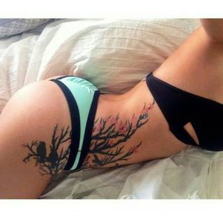 Tatuaże dla kobiet - damskie tatuaże. Delikatne i subtelne, ale też zadziorne, podkreślające charakter. Kobiece tatuaże ze smakiem i o niebanalnej formie graficznej pozwalające na ekspozycję w dowolnym miejscu ciała. 