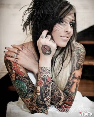 Tatuaże dla kobiet - damskie tatuaże. Delikatne i subtelne, ale też zadziorne, podkreślające charakter. Kobiece tatuaże ze smakiem i o niebanalnej formie graficznej pozwalające na ekspozycję w dowolnym miejscu ciała. 