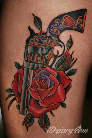 Tatuaże dla kobiet - damskie tatuaże. Delikatne i subtelne, ale też zadziorne, podkreślające charakter. Kobiece tatuaże ze smakiem i o niebanalnej formie graficznej pozwalające na ekspozycję w dowolnym miejscu ciała. 