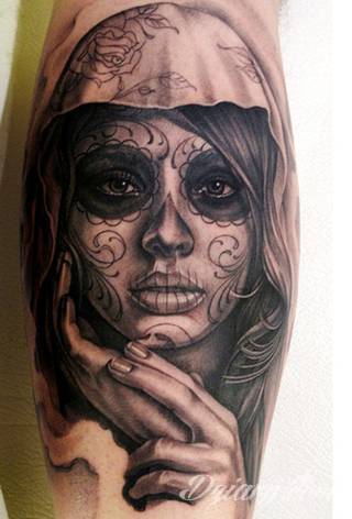 Tatuaże dla kobiet - damskie tatuaże. Delikatne i subtelne, ale też zadziorne, podkreślające charakter. Kobiece tatuaże ze smakiem i o niebanalnej formie graficznej pozwalające na ekspozycję w dowolnym miejscu ciała. 